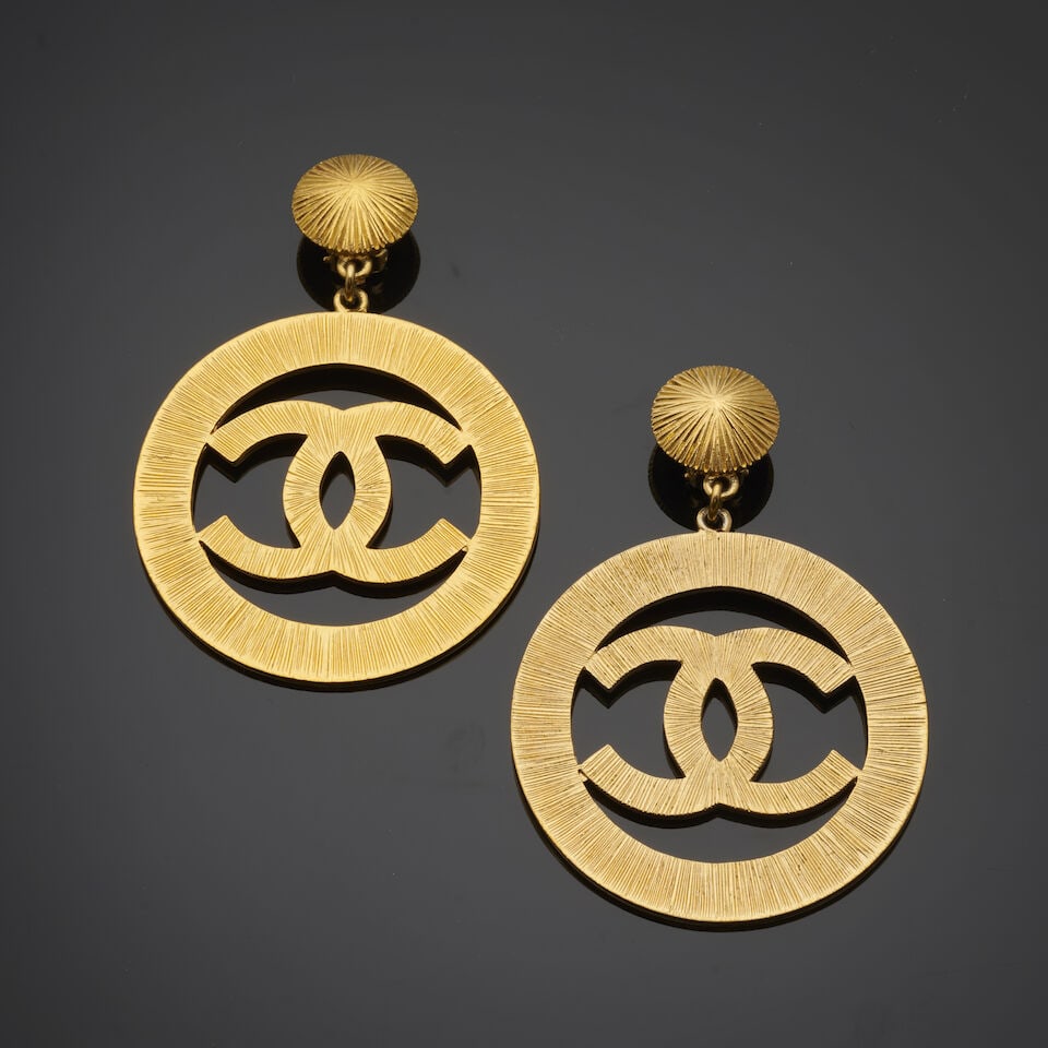 Chanel x Victoire de Castellane, année 1992. Paire de clips d'oreilles maxi CC pendants en ... - 2