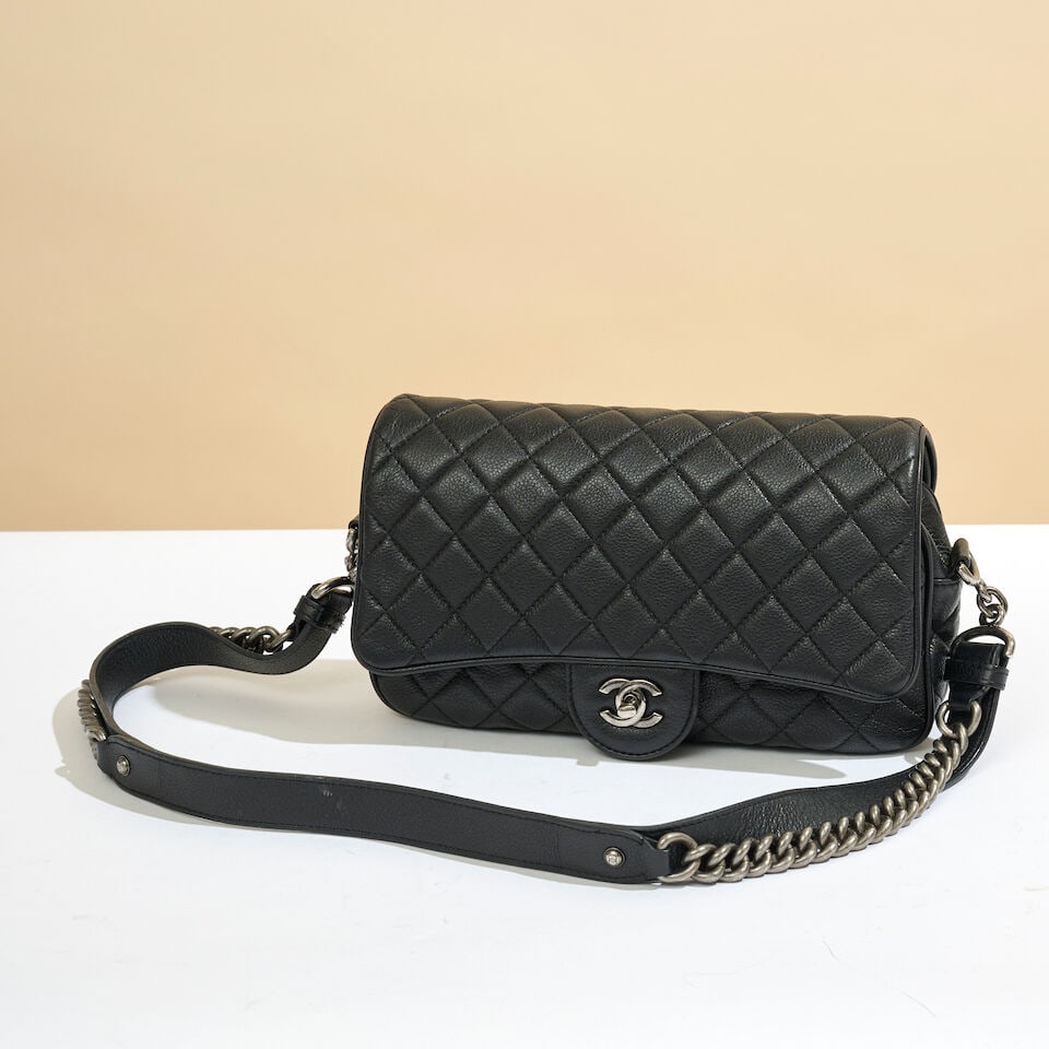 Chanel, année 2020. Sac zippé à rabat en veau caviar matelassé noir. Chanel,...: Chanel, année 2020. Sac zippé à rabat en veau caviar matelassé noir. Chanel, 2020. Black quilted caviar calfskin zipped flap bag. Directeur artistique: Karl Lagerfeld. Hologramme,