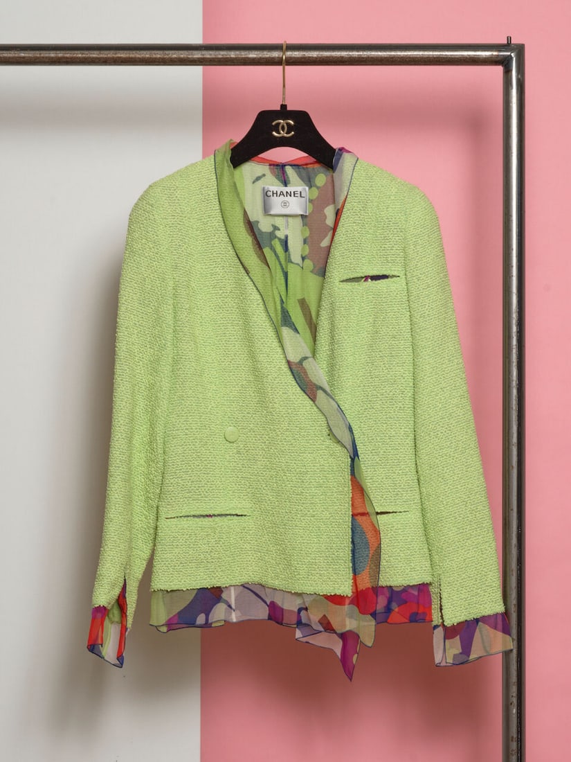 Chanel, collection Prêt à Porter, Printemps/Eté 2000. Veste en tweed vert et mous...: Chanel, collection Prêt à Porter, Printemps/Eté 2000. Veste en tweed vert et mousseline imprimé multicolore. Chanel, Ready-to-Wear collection, Spring/Summer 2000. Jacket in green