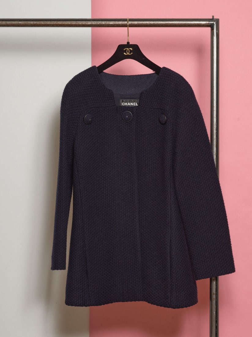 Chanel, collection Prêt-à-Porter Automne/Hiver 2015. Manteau court en lainage crochet&...: Chanel, collection Prêt-à-Porter Automne/Hiver 2015. Manteau court en lainage crocheté marine. Chanel, Fall/Winter 2015 Ready-to-Wear collection. Short coat in navy crocheted