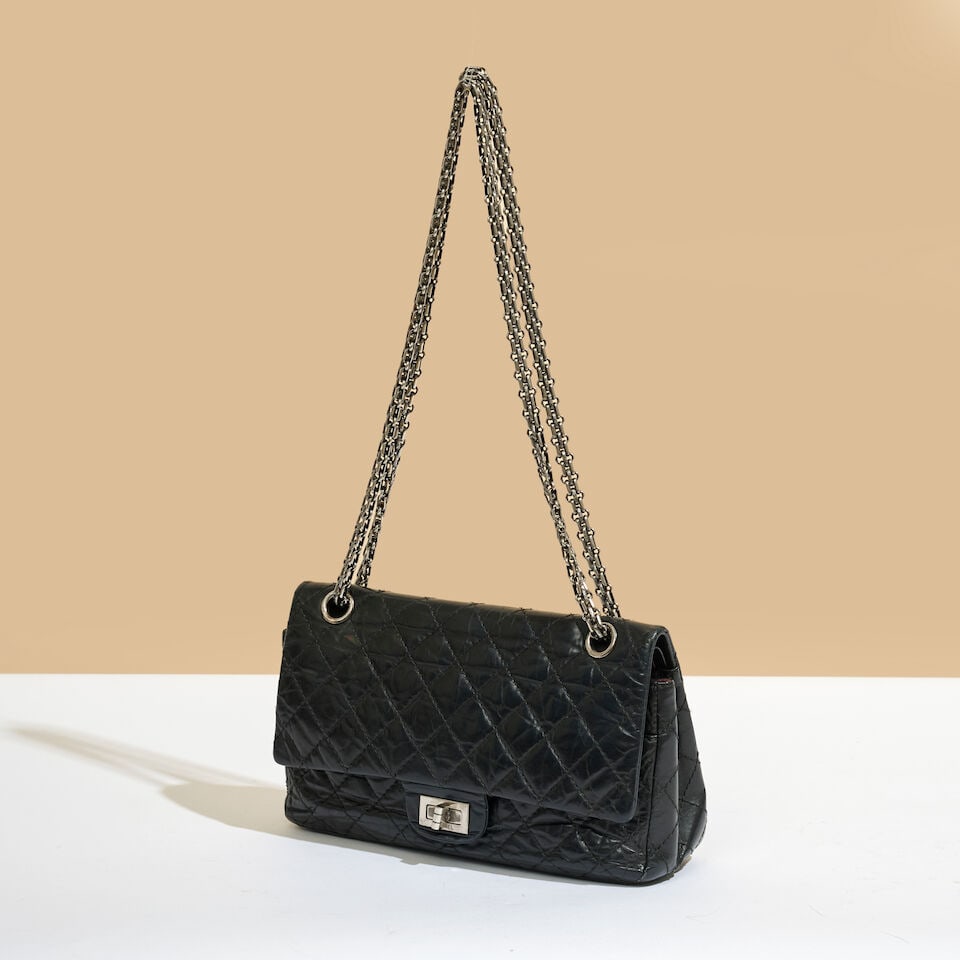 Chanel. Sac 2.55 en veau vieilli matelassé noir. Chanel. 2.55 bag in black quilted aged ca...: Chanel. Sac 2.55 en veau vieilli matelassé noir. Chanel. 2.55 bag in black quilted aged calfskin. Directeur artistique: Karl Lagerfeld. Manque hologramme, manque carte