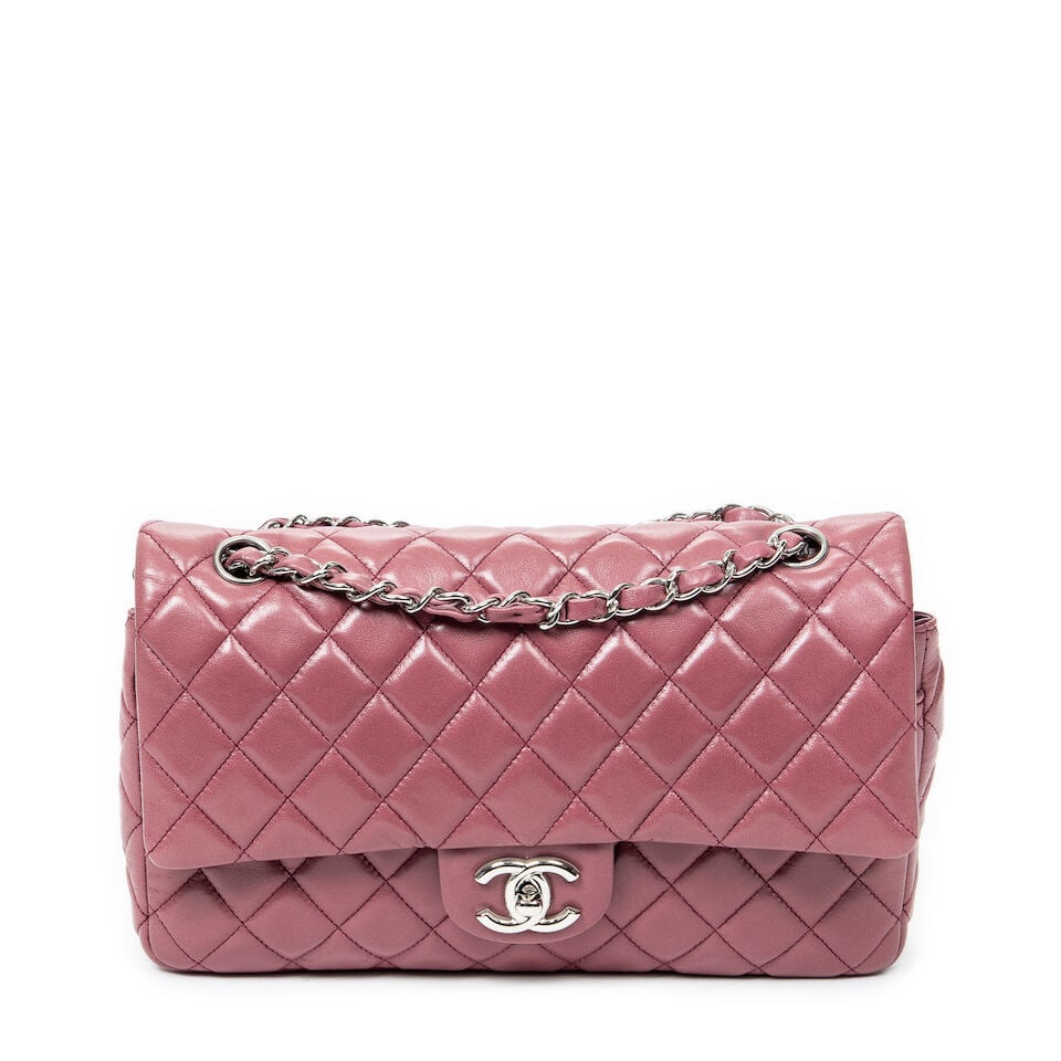 Chanel, circa 2008. Sac Classique en cuir rose thé. Chanel, circa 2008. Classique bag in te...: Chanel, circa 2008. Sac Classique en cuir rose thé. Chanel, circa 2008. Classique bag in tea-pink leather. Fermoir logo sur rabat, double anse chaîne en métal argenté. Hologramme. 
