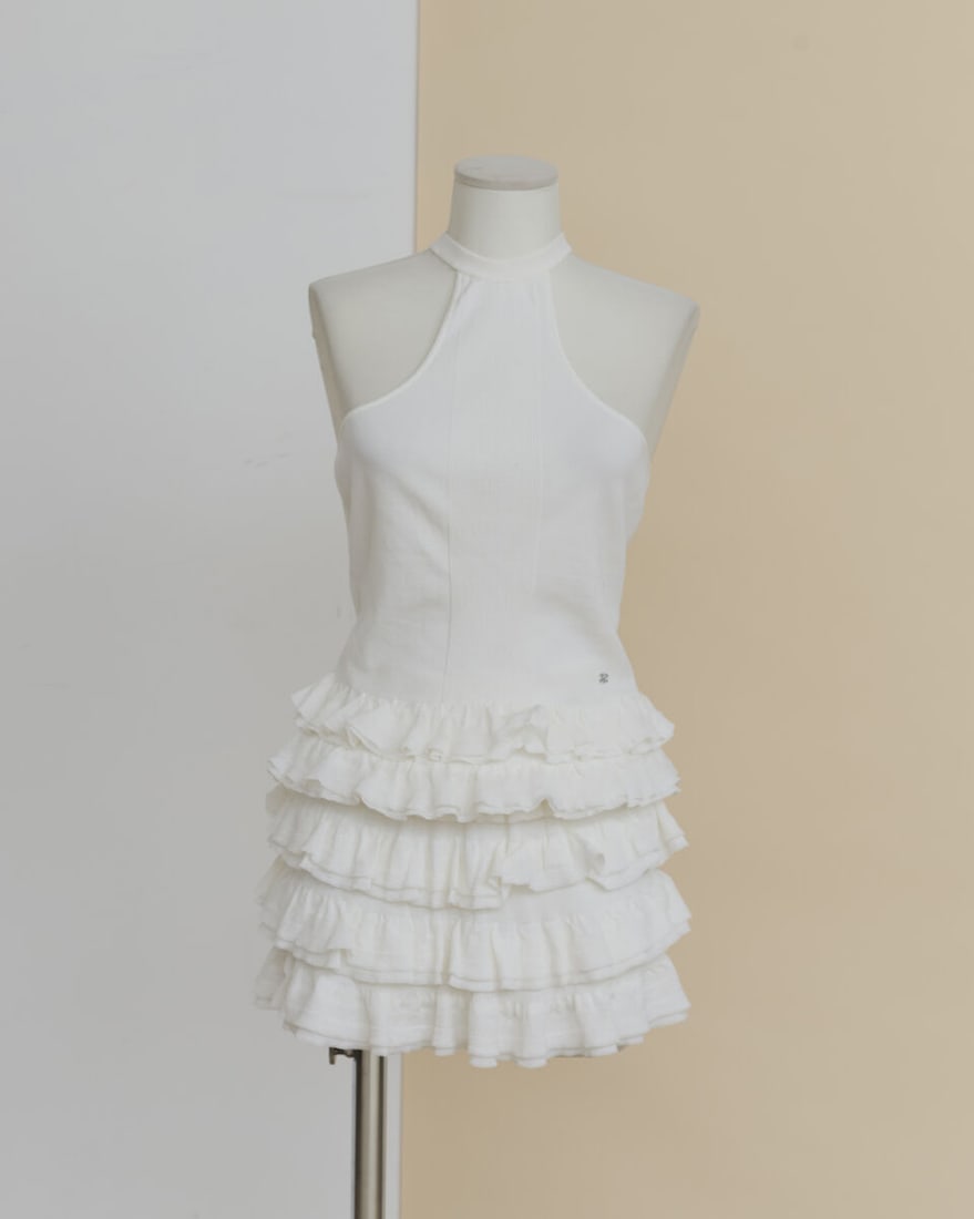 Chanel, collection Prêt à Porter, Printemps/Eté 2024. Ensemble en coton blanc ...: Chanel, collection Prêt à Porter, Printemps/Eté 2024. Ensemble en coton blanc à volants, composé d'un short-jupe et d'un haut sans manches. Chanel, Spring/Summer 2024