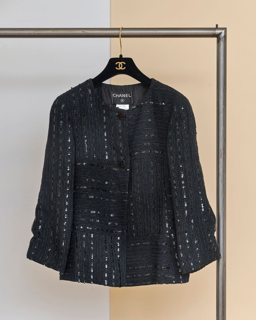 Chanel, collection Croisière 2000. Veste en tweed noir brodé de sequins et lurex à...: Chanel, collection Croisière 2000. Veste en tweed noir brodé de sequins et lurex à la couleur. Chanel, Cruise 2000 collection. Black tweed jacket embroidered with sequins and
