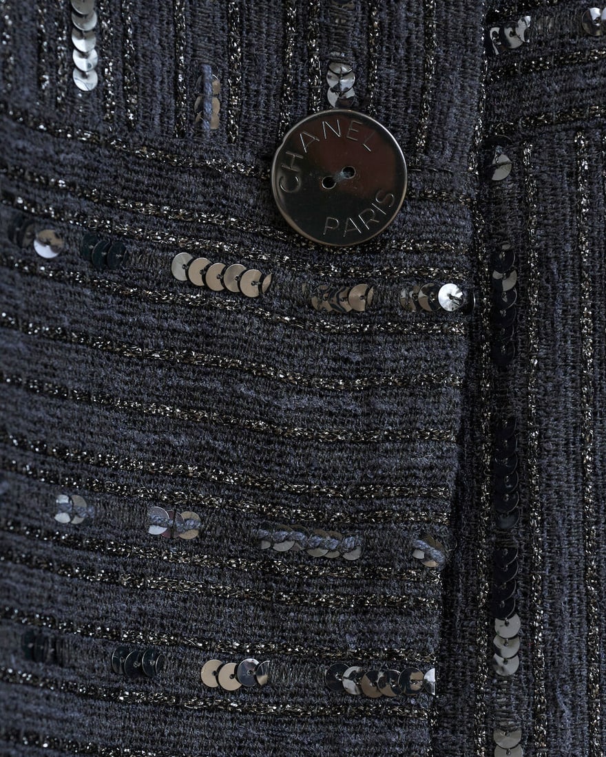 Chanel, collection Croisière 2000. Veste en tweed noir brodé de sequins et lurex à... - 2