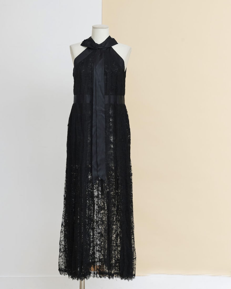 Chanel, collection Prêt-à-Porter, Automne/Hiver 2018. Robe du soir en dentelle ajour&#...: Chanel, collection Prêt-à-Porter, Automne/Hiver 2018. Robe du soir en dentelle ajourée noire et bandes de satin. Chanel, Fall/Winter 2018 Ready-to-Wear collection. Evening dress in blac