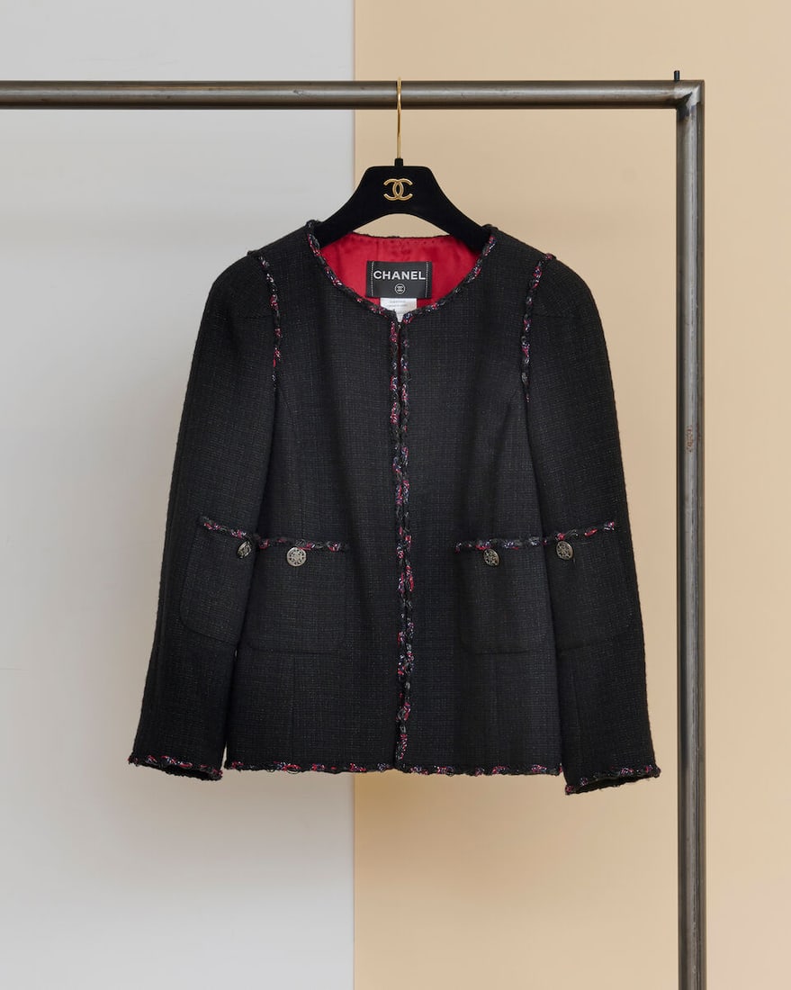 Chanel, collection Métiers d'Art 'Paris - Shanghai' 2010. Veste courte en lainage noir gans...: Chanel, collection Métiers d'Art 'Paris - Shanghai' 2010. Veste courte en lainage noir gansé d'une natte rouge, marine, argent. Chanel, 2010 'Paris-Shanghai' Métiers d'Art collection.