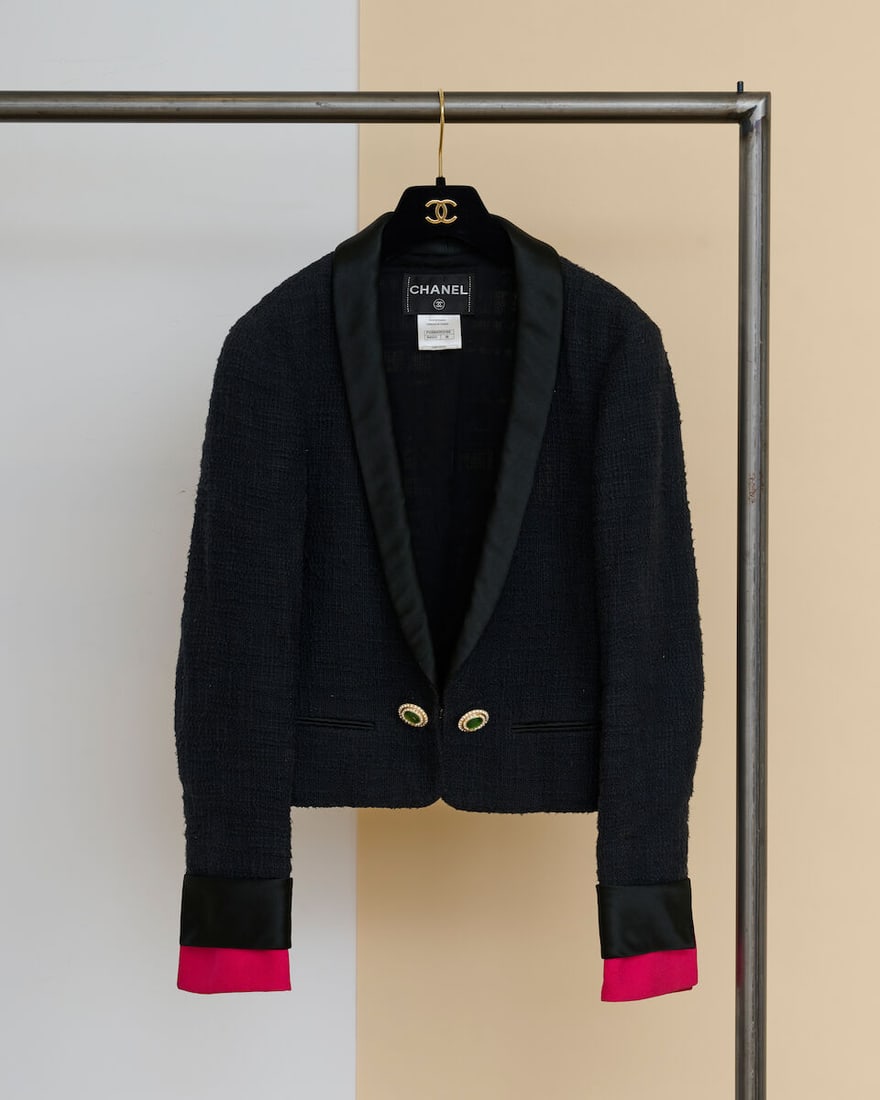 Chanel, collection Métier d'Art 'Paris - Bombay' 2012. Veste courte en tweed et satin noir ...: Chanel, collection Métier d'Art 'Paris - Bombay' 2012. Veste courte en tweed et satin noir et poignets en satin rose amovibles. Chanel, 'Paris-Bombay' Métiers d'Art collection, 2012. Short