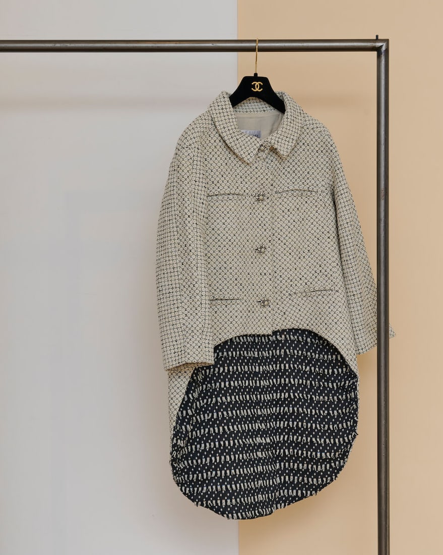 Chanel, collection Croisière 'Paris - Dubaï' 2015. Veste façon queue-de-pie en tw...: Chanel, collection Croisière 'Paris - Dubaï' 2015. Veste façon queue-de-pie en tweed de coton écru, blanc et noir. Chanel, 'Paris-Dubai' 2015 Cruise collection. Tailcoat-style jack