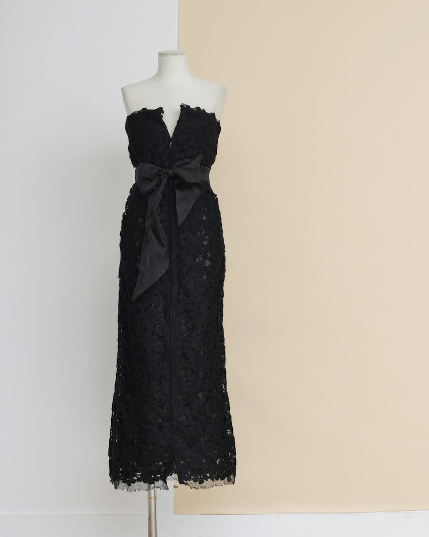Chanel, collection Métiers d'Art 'Paris - Hamburg' 2018. Robe du soir bustier à motif ...: Chanel, collection Métiers d'Art 'Paris - Hamburg' 2018. Robe du soir bustier à motif floral noir façon dentelle. Chanel, 'Paris-Hamburg' 2018 Métiers d'Art collection. Strapless e
