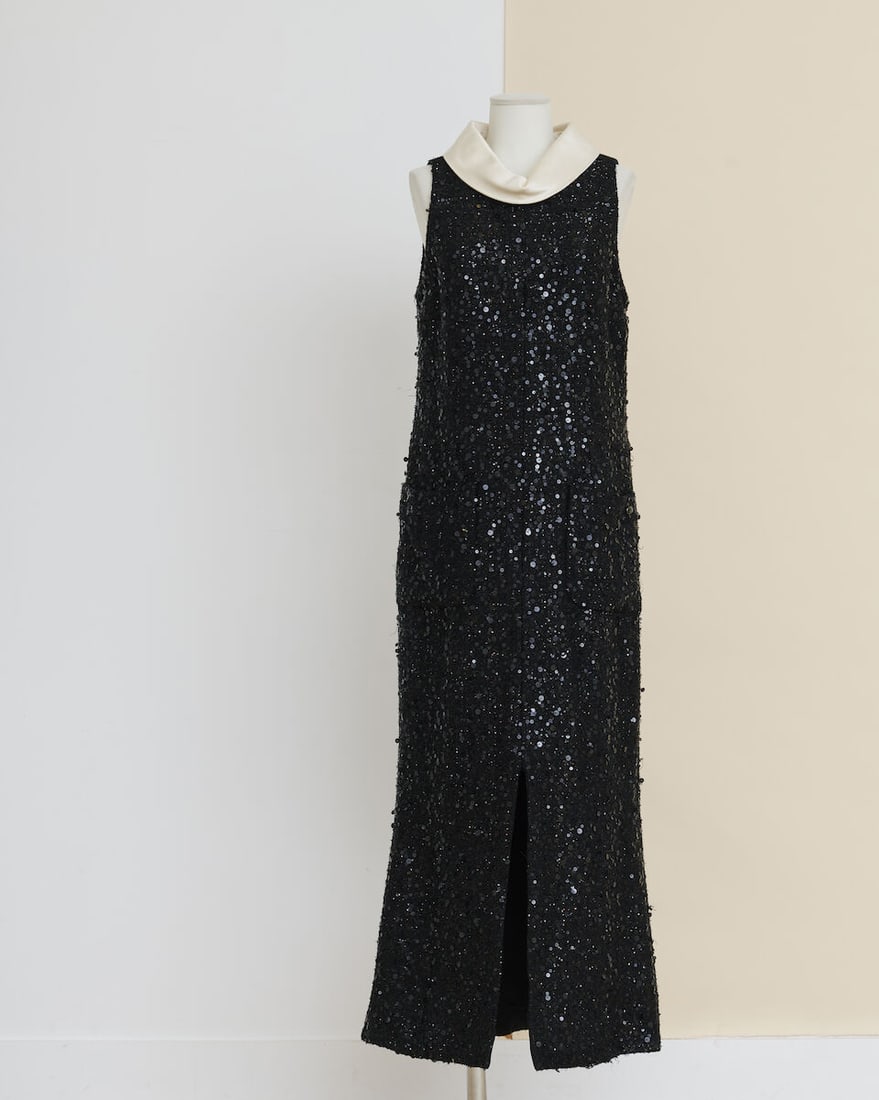 Chanel, collection Prêt-à-Porter, Automne/Hiver 2017. Robe du soir en tweed noir brod&...: Chanel, collection Prêt-à-Porter, Automne/Hiver 2017. Robe du soir en tweed noir brodé de sequins à la couleur et col en satin écru. Chanel, Autumn/Winter 2017 Ready-to-Wear