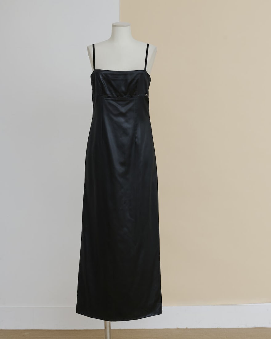 Chanel, collection Prêt-à-Porter, Printemps/Eté 2016. Robe longue moulante en ac&...: Chanel, collection Prêt-à-Porter, Printemps/Eté 2016. Robe longue moulante en acétate noir façon satin. Chanel, Spring/Summer 2016 Ready-to-Wear collection. Form-fitting long