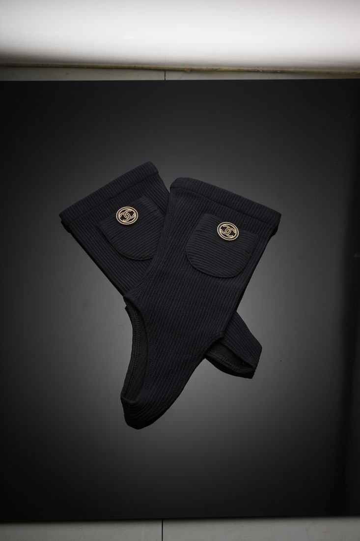 Chanel. Guêtres de pieds stretch noirs. Chanel. Black stretch foot gaiters.: Chanel. Guêtres de pieds stretch noirs. Chanel. Black stretch foot gaiters. Directeur artistique: Karl Lagerfeld. Taille approximative: S. Footnotes: Très bon état. Very good condition.