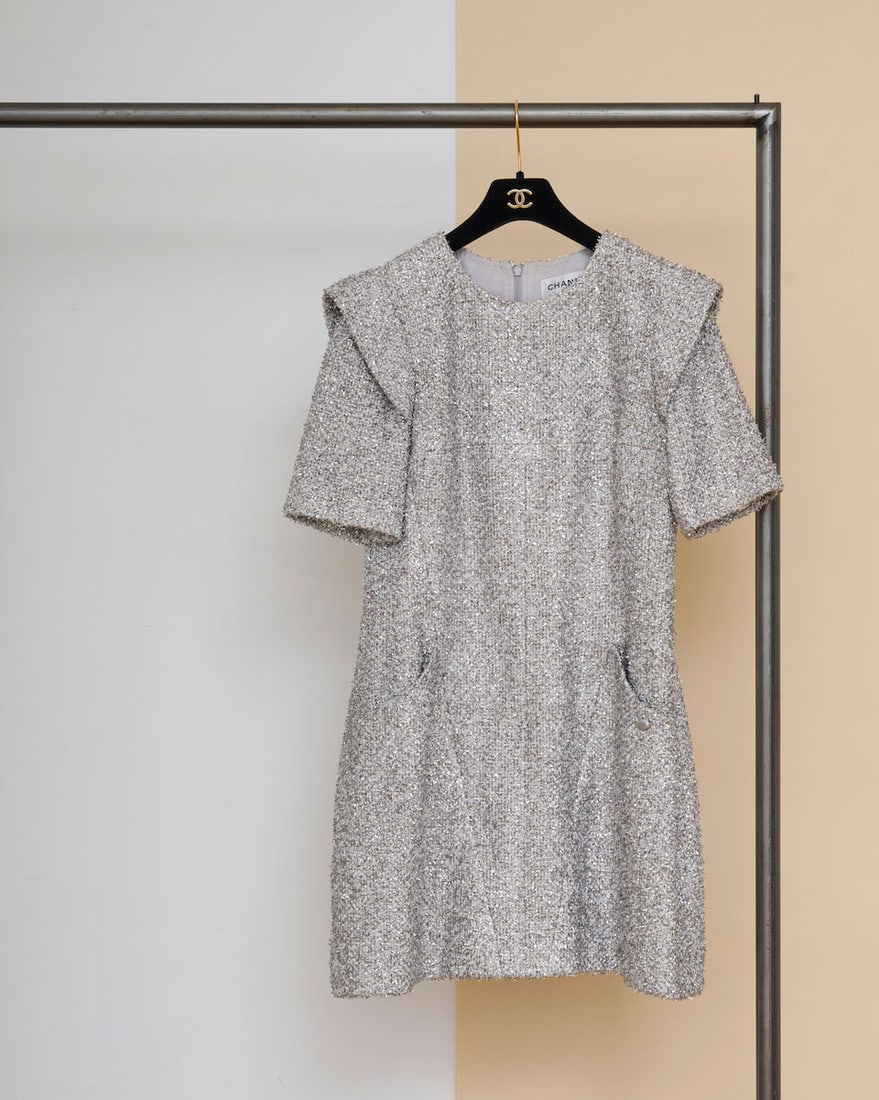 Chanel, collection Prêt-à-Porter, Printemps/Eté 2018. Robe en tweed blanc chin...: Chanel, collection Prêt-à-Porter, Printemps/Eté 2018. Robe en tweed blanc chiné de lurex argent effiloché. Chanel, Spring/Summer 2018 Ready-to-Wear collection. Dress in white