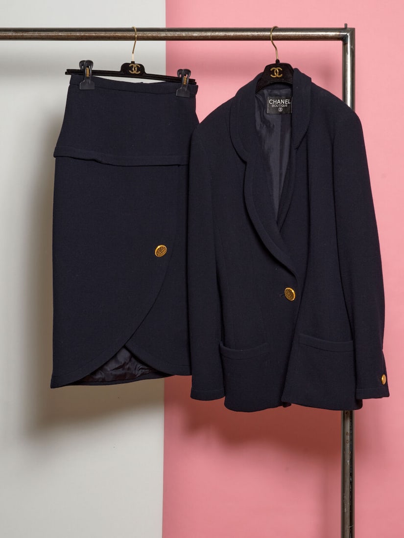 Chanel Boutique, Collection Prêt à Porter, circa 1990. Tailleur en crêpe de laine...: Chanel Boutique, Collection Prêt à Porter, circa 1990. Tailleur en crêpe de laine marine. Directeur artistique: Karl Lagerfeld Composé d'une jupe portefeuille et d'une veste
