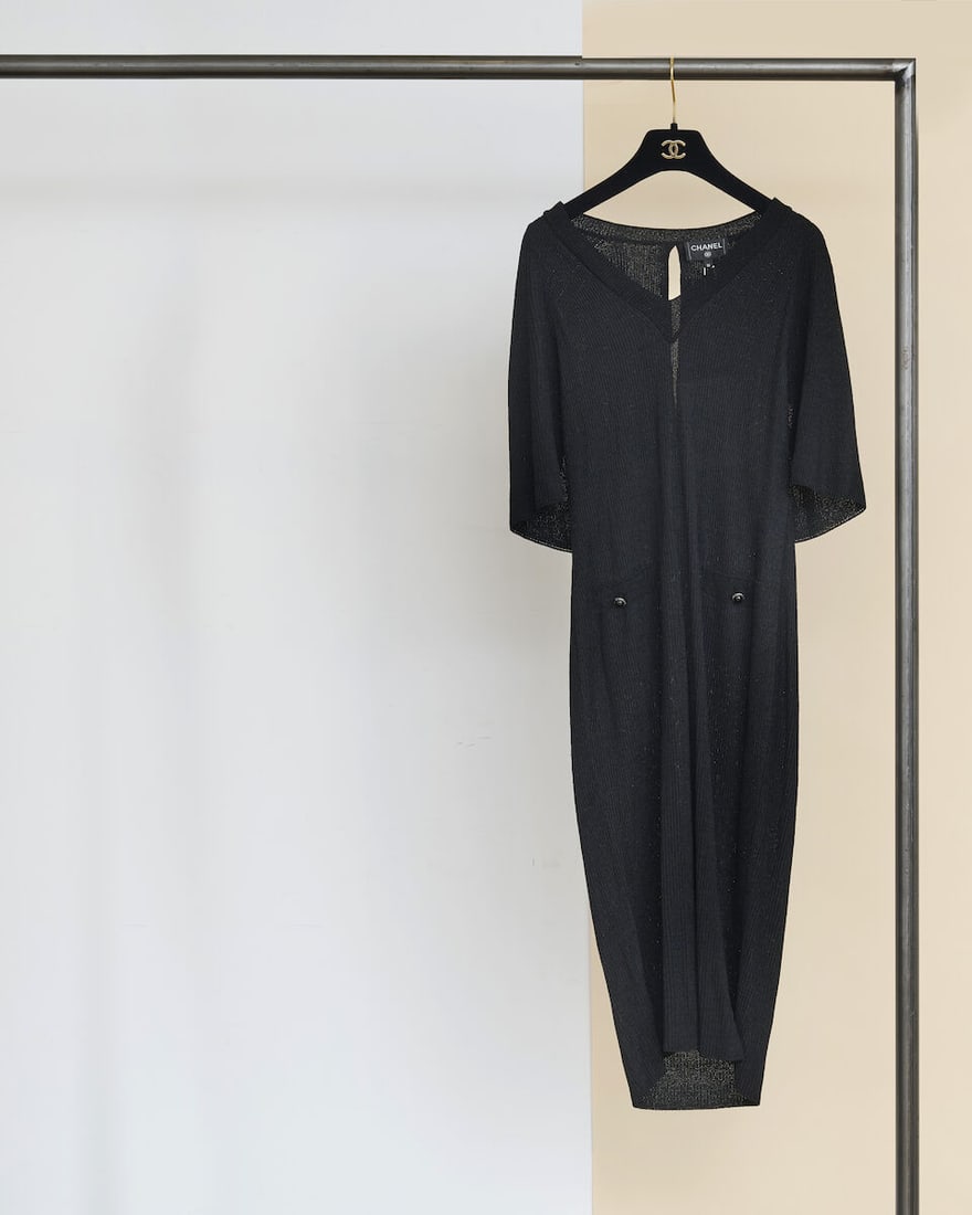 Chanel, collection Prêt-à-Porter, Printemps-Eté 2017. Robe en maille polyester no...: Chanel, collection Prêt-à-Porter, Printemps-Eté 2017. Robe en maille polyester noir à manches cape sur dos nu. Chanel, Spring-Summer 2017 Ready-to-Wear collection. Black polyester