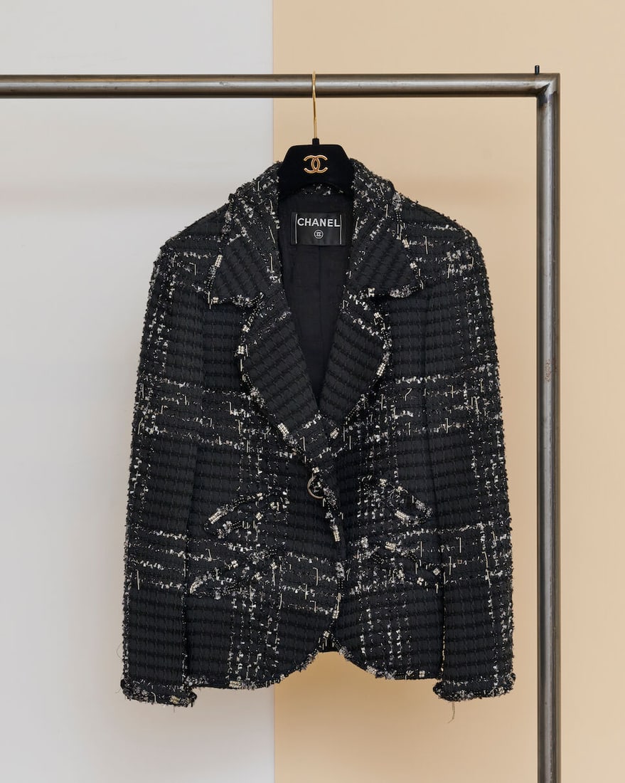 Chanel, collection Croisière 'Paris - Los Angeles' 2008. Veste en tweed noir, lurex, chaine...: Chanel, collection Croisière 'Paris - Los Angeles' 2008. Veste en tweed noir, lurex, chainettes et perles argent, transparentes. Chanel, 2008 'Paris - Los Angeles' Cruise collection. Black tweed