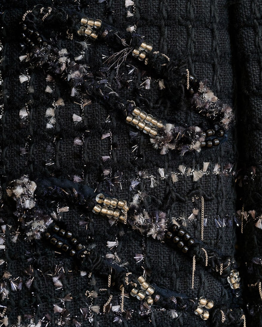 Chanel, collection Croisière 'Paris - Los Angeles' 2008. Veste en tweed noir, lurex, chaine... - 2