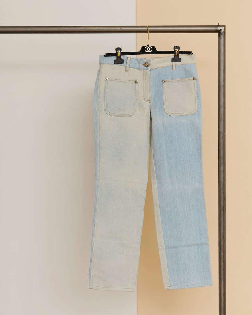 Chanel, collection Croisière 'Grèce Antique' 2018. Jean en denim bleu ciel en deux ton... (1 of 1)