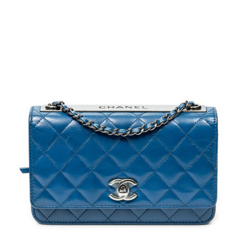 Chanel, circa 2016. Sac Trendy Wallet on Chain en cuir bleu. Chanel, circa 2016. Trendy Wallet o...: Chanel, circa 2016. Sac Trendy Wallet on Chain en cuir bleu. Chanel, circa 2016. Trendy Wallet on Chain bag in blue leather. Fermoir logo en métal chromé sur rabat, anse chaîne. Hologra