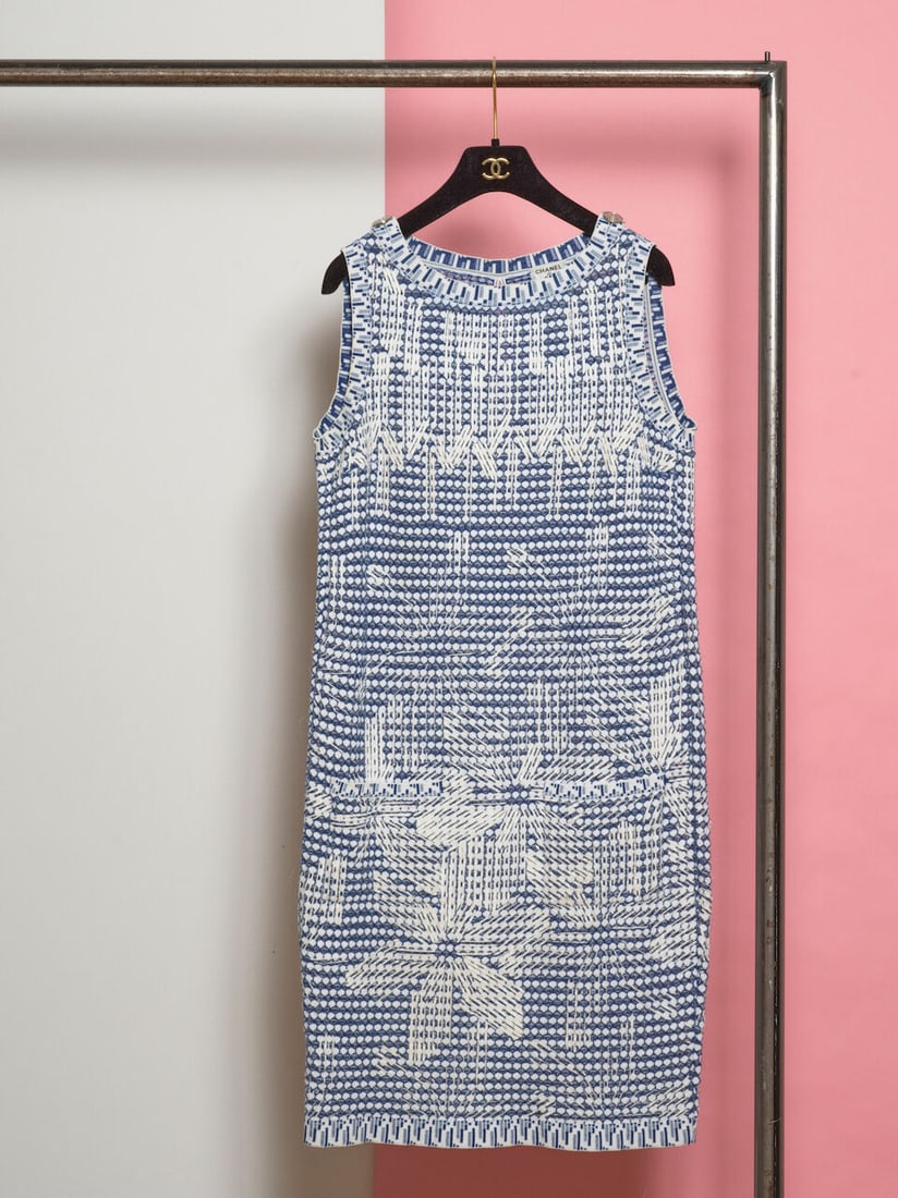 Chanel, collection Prêt à Porter, Croisière 2014. Robe sans manches à rayure...: Chanel, collection Prêt à Porter, Croisière 2014. Robe sans manches à rayures et motif floral blanc et bleu. Chanel, Ready-to-Wear collection, Cruise 2014. Sleeveless dress with wh