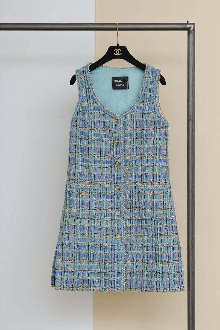 Chanel Sample, collection Prêt à Porter, Automne/Hiver 2025. RObe gilet sans manches e...: Chanel Sample, collection Prêt à Porter, Automne/Hiver 2025. RObe gilet sans manches en tweed azur chiné bleu et lurex or. Chanel sample, Autumn/Winter 2025 Ready-to-Wear collection. Sl