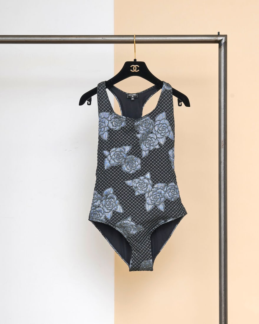 Chanel, collection Croisière 'Paris - Cuba' 2017. Maillot de bain une pièce noir matel...: Chanel, collection Croisière 'Paris - Cuba' 2017. Maillot de bain une pièce noir matelassé et brodé de lurex. Chanel, 'Paris-Cuba' 2017 Cruise collection. Black one-piece swimsuit,