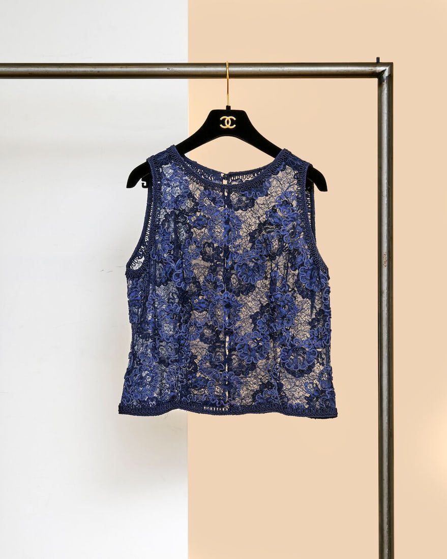 Chanel Boutique. Top marine en dentelle brodée de passementeries. Chanel Boutique. Navy lac...: Chanel Boutique. Top marine en dentelle brodée de passementeries. Chanel Boutique. Navy lace top embroidered with passementerie. Directeur artistique: Karl Lagerfeld. Taille