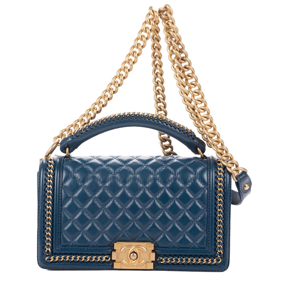 Chanel, circa 2017. Limited edition. Sac Boy en cuir bleu. Chanel, circa 2017. Limited edition. ...: Chanel, circa 2017. Limited edition. Sac Boy en cuir bleu. Chanel, circa 2017. Limited edition. Blue leather Boy bag. Fermoir logo rectangulaire en métal doré, poignée et double anse ch