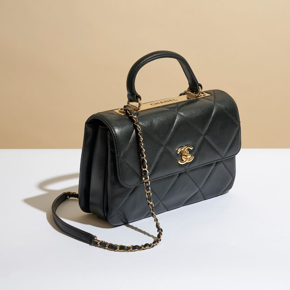 Chanel, année 2019. Sac TopHandle en cuir agneau noir à matelassage maxi et plaque dor... - 2
