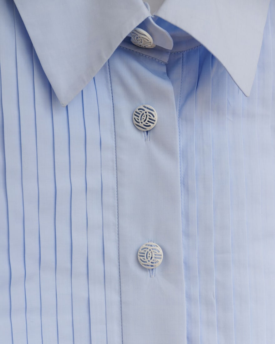 Chanel, collection Prêt à Porter, Automne/Hiver 2019. Chemise en coton bleu-ciel. Cha... - 2