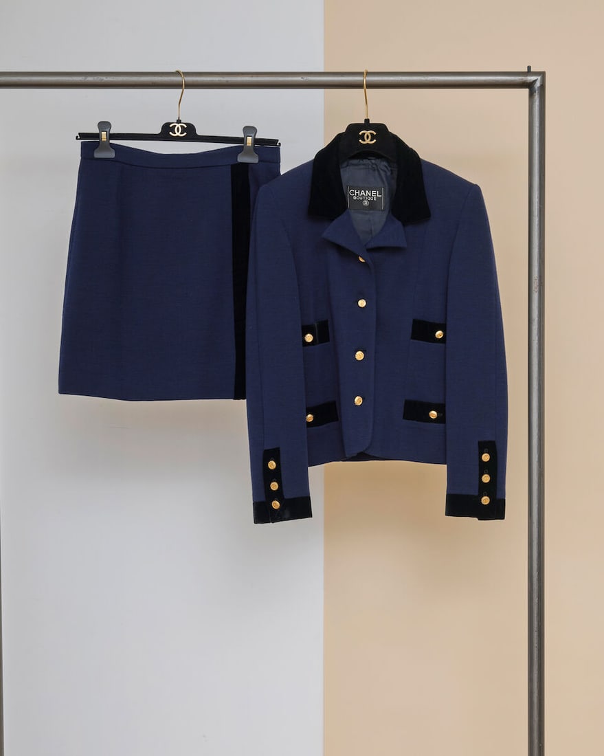 Chanel, collection Prêt-à-Porter, Automne/Hiver 1989. Tailleur jupe en lainage marine ...: Chanel, collection Prêt-à-Porter, Automne/Hiver 1989. Tailleur jupe en lainage marine et velours noir. Chanel, Ready-to-Wear collection, Autumn/Winter 1989. Navy wool and black velvet skirt 