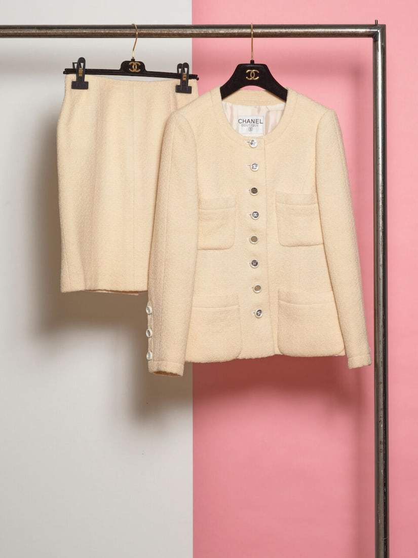 Chanel, collection Prêt à Porter, Croisière 1995. Tailleur jupe en tweed écr...: Chanel, collection Prêt à Porter, Croisière 1995. Tailleur jupe en tweed écru. Chanel, Ready-to-Wear collection, Cruise 1995. Ecru tweed skirt suit. Directeur artistique: Karl Lage