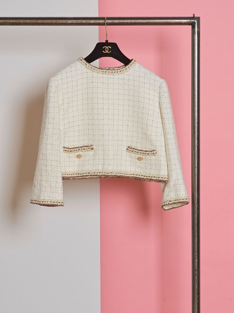 Chanel, collection Prêt à Porter, Automne/Hiver 2025. Veste courte à boutonnage d...: Chanel, collection Prêt à Porter, Automne/Hiver 2025. Veste courte à boutonnage dos en tweed blanc gansé de lurex or et brodé de mini perles multicolores. Chanel, Fall/Winter 