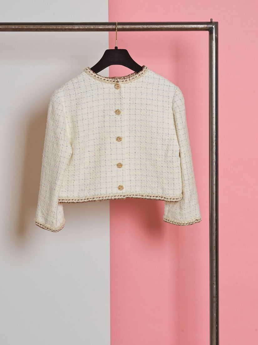 Chanel, collection Prêt à Porter, Automne/Hiver 2025. Veste courte à boutonnage d... - 2