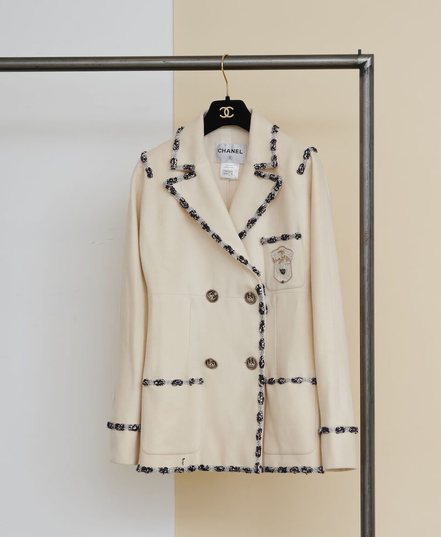 Chanel, collection Métiers d'Art 'Paris - Bombay' 2012. Magnifique veste en lainage éc...: Chanel, collection Métiers d'Art 'Paris - Bombay' 2012. Magnifique veste en lainage écru brodé d'une natte de lurex marine, rouge, argent, à écusson brodé. Chanel, 'Paris