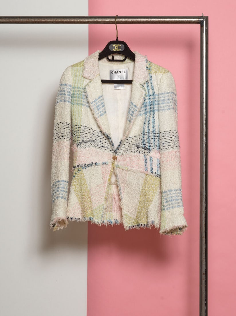 Chanel, collection Prêt à Porter, Printemps/Eté 2005. Veste en tweed effiloch...: Chanel, collection Prêt à Porter, Printemps/Eté 2005. Veste en tweed effiloché écru chiné multicolore et lurex. Chanel, Spring/Summer 2005 Ready-to-Wear collection.