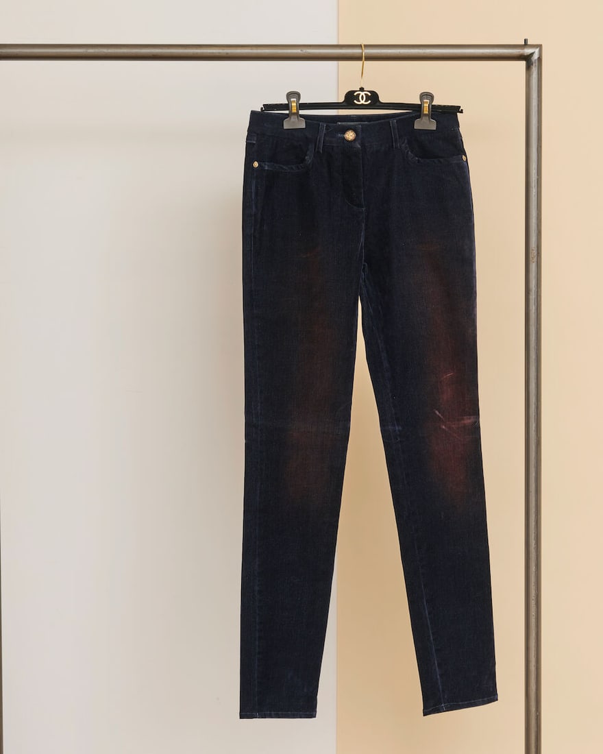Chanel, collection Prêt à Porter, Printemps/Eté 2017. Pantalon en coton velours s...: Chanel, collection Prêt à Porter, Printemps/Eté 2017. Pantalon en coton velours stretch marine irisé rouille. Chanel, Spring/Summer 2017 Ready-to-Wear collection. Stretch cotton ve