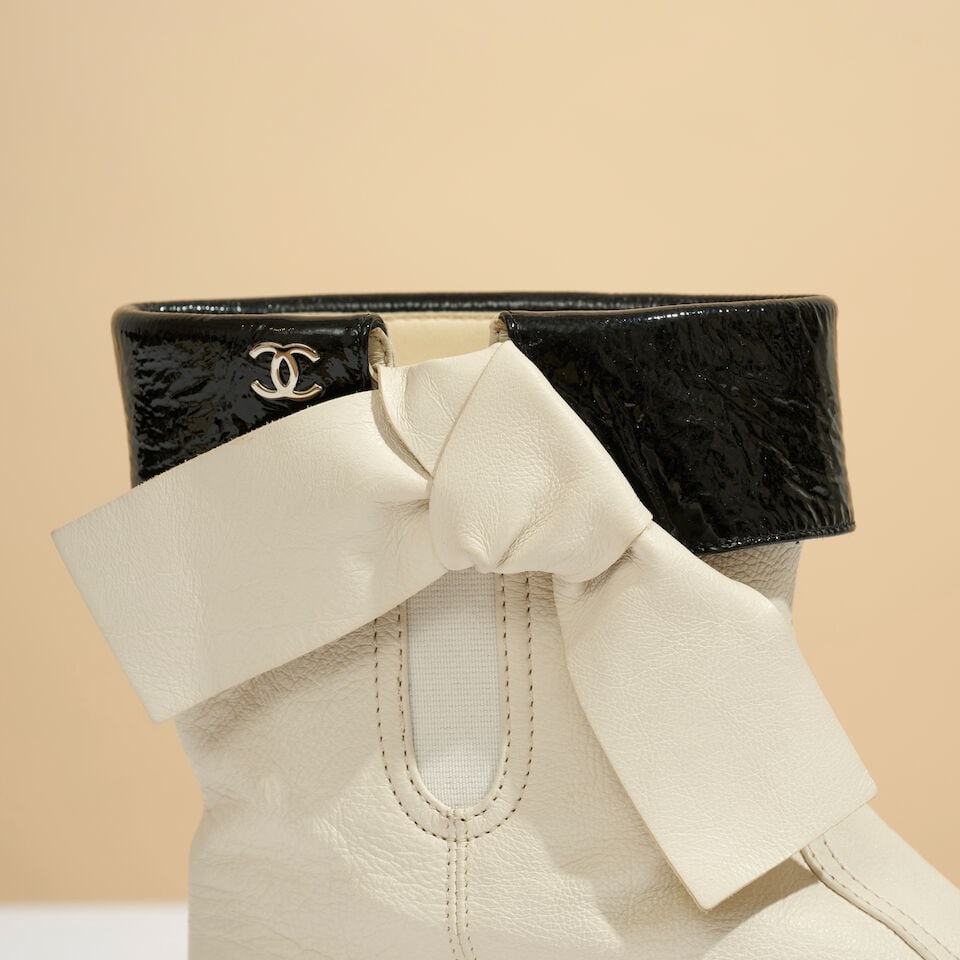 Chanel. Paire de bottines à nœud en cuir bicolore blanc et vernis noir. Chanel. Pair ... - 2