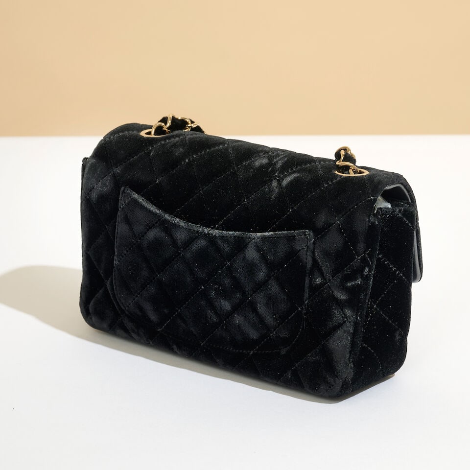 Chanel, année 2015. Sac Mini Classique en velours matelassé noir. Chanel, 2015. Mini ... - 2