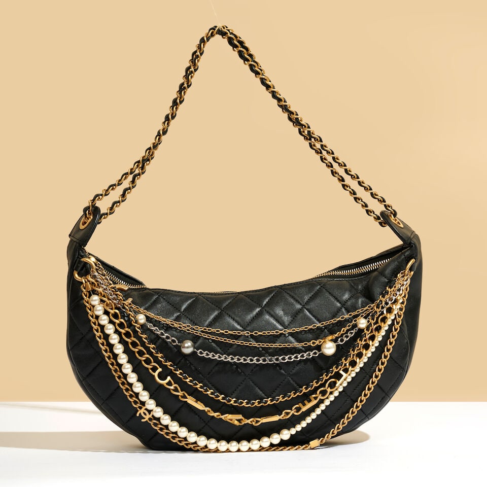 Chanel, année 2019. Sac demi-lune en cuir agneau matelassé noir et multi chaines. Chan...: Chanel, année 2019. Sac demi-lune en cuir agneau matelassé noir et multi chaines. Chanel, 2019. Half-moon bag in black quilted lambskin with multi-chains. Directeur artistique: Karl Lagerfel