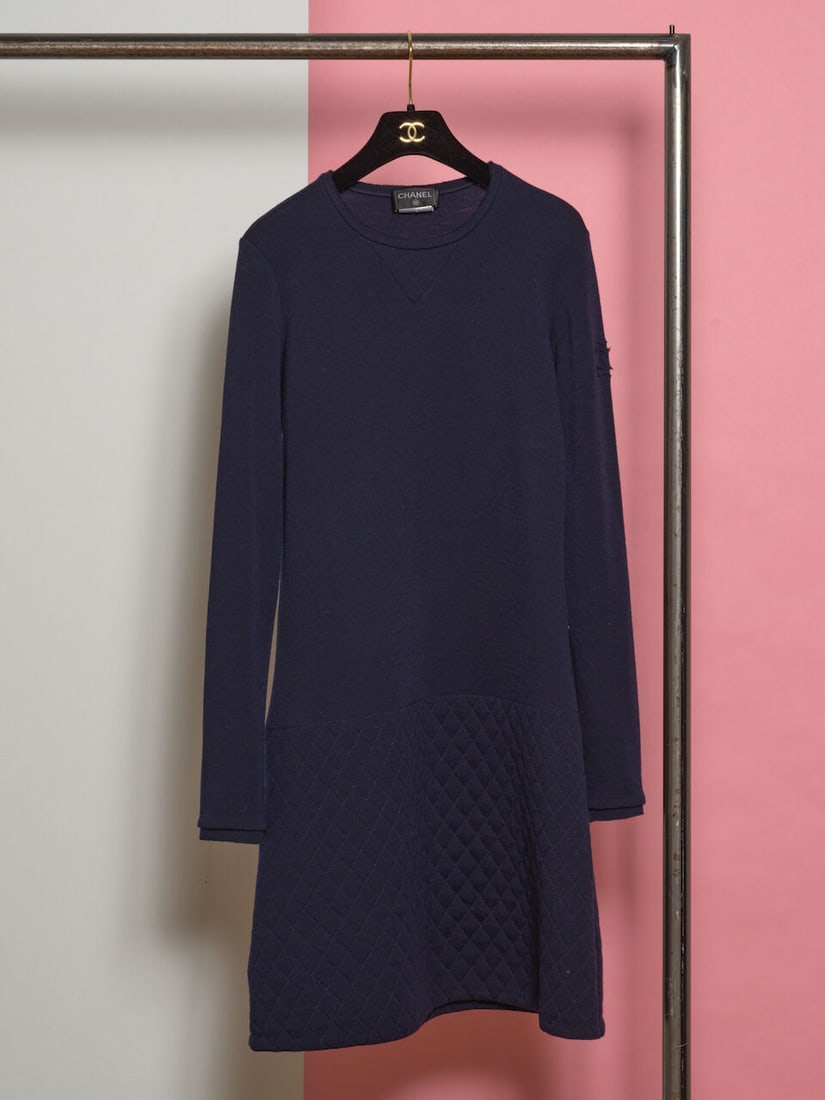 Chanel, collection Prêt à Porter, Automne/Hiver 2010. Robe en laine marine partielleme... (1 of 1)