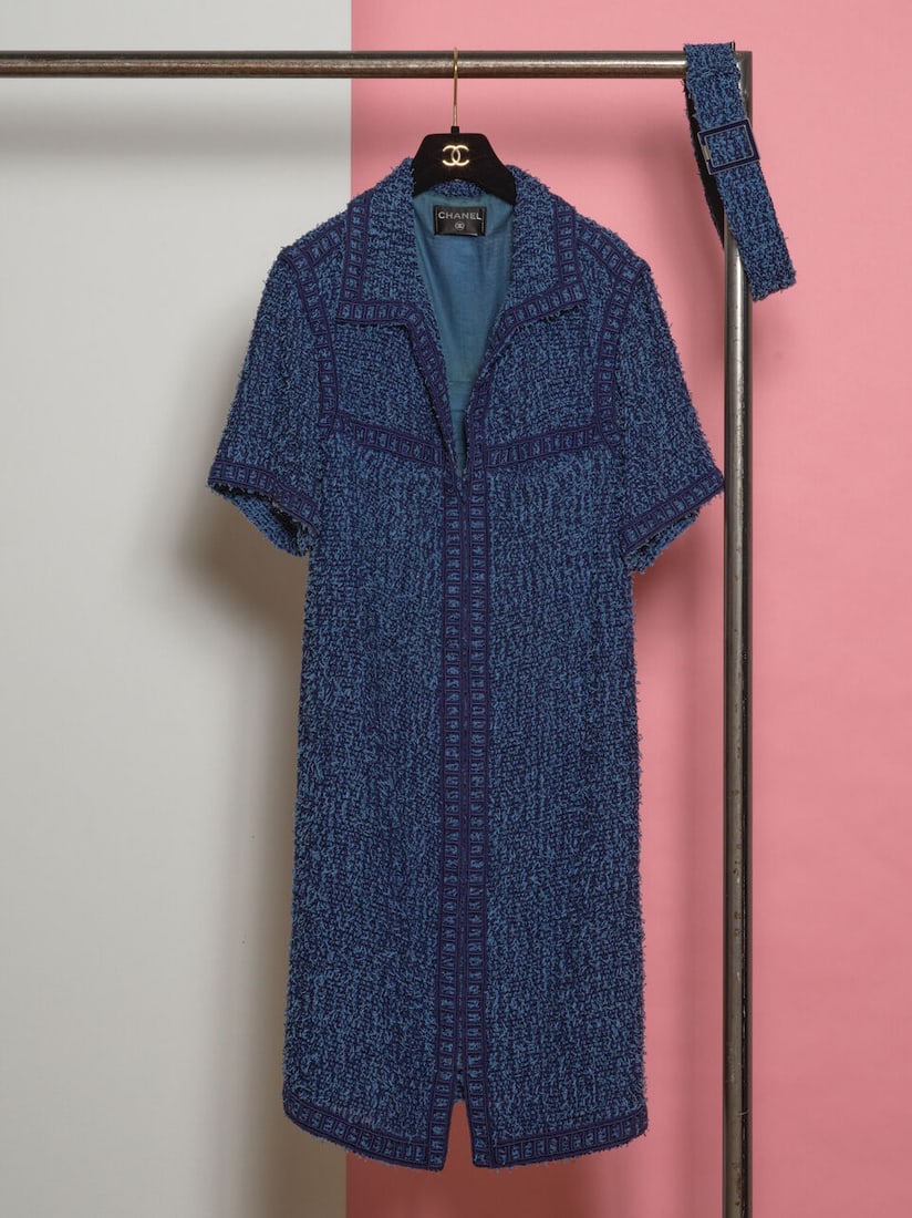 Chanel, collection Prêt à Porter Automne/Hiver 2013. Robe manteau en tweed effiloch...: Chanel, collection Prêt à Porter Automne/Hiver 2013. Robe manteau en tweed effiloché marine. Chanel, Fall/Winter 2013 Ready to Wear collection. Navy blue frayed tweed coat