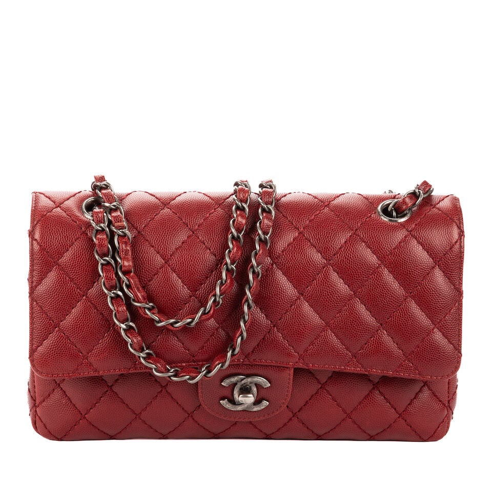 Chanel, circa 2016. Sac Classique double rabat en cuir bordeaux. Chanel, circa 2016. Classic dou...: Chanel, circa 2016. Sac Classique double rabat en cuir bordeaux. Chanel, circa 2016. Classic double-flap bag in burgundy leather. Fermoir logo en métal vieilli sur rabat. Hologramme et carte d'au