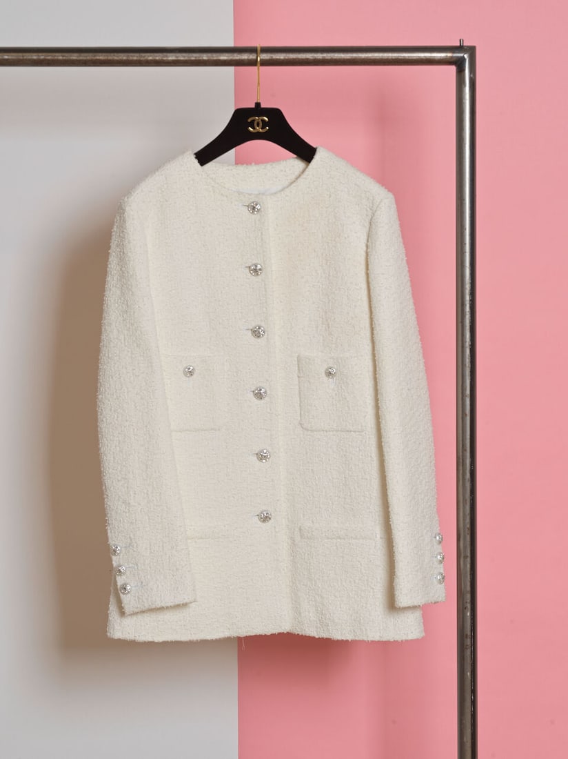 Chanel, collection Croisière 'Hotel Monte-Carlo Beach' 2023. Veste longue en tweed blanc &#... (1 of 1)