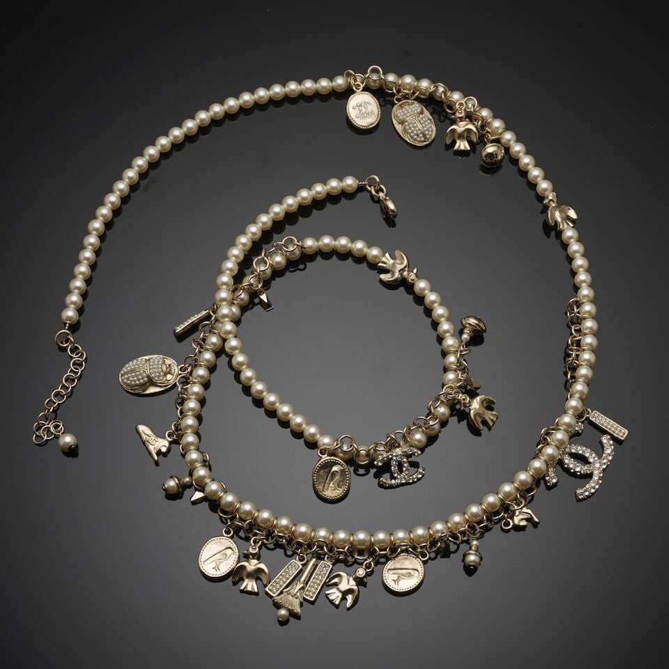 Chanel, collection Métiers d'Art 'Ancient Egypt' 2019. Sautoir perles d'imitation et breloq...: Chanel, collection Métiers d'Art 'Ancient Egypt' 2019. Sautoir perles d'imitation et breloques Icones de la Maison. Chanel, 'Ancient Egypt' Métiers d'Art collection, 2019. Sautoir necklace w