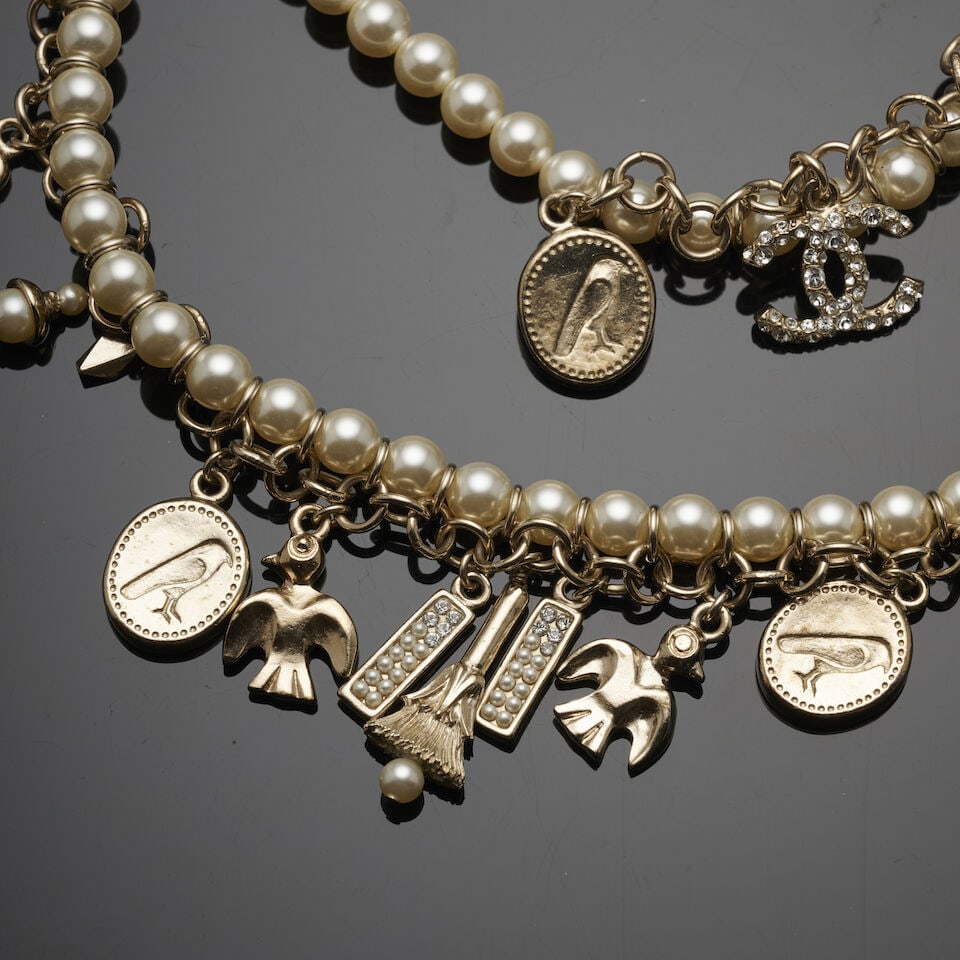 Chanel, collection Métiers d'Art 'Ancient Egypt' 2019. Sautoir perles d'imitation et breloq... - 2