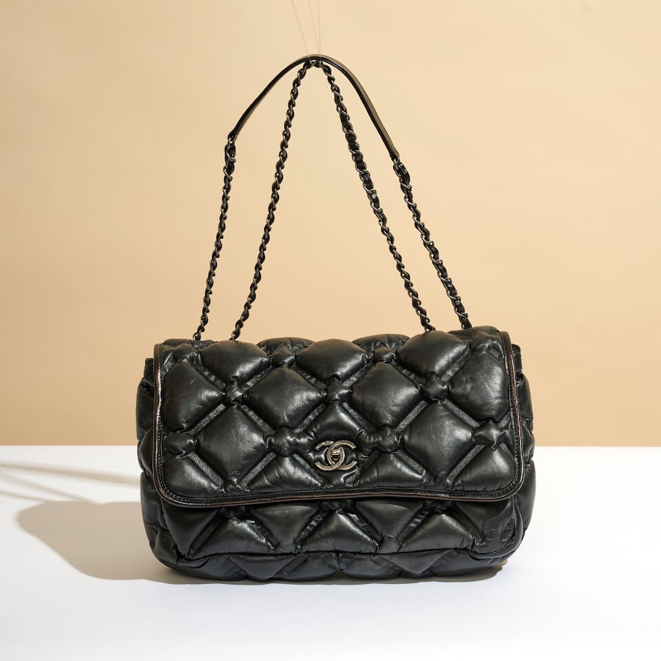 Chanel, année 2016. Sac en cuir agneau matelassé 'Bubble' noir. Chanel, 2016. Black qu...: Chanel, année 2016. Sac en cuir agneau matelassé 'Bubble' noir. Chanel, 2016. Black quilted lambskin 'Bubble' bag. Directeur artistique: Karl Lagerfeld. 32 x 23 x 7 cm. Footnotes: Bon é