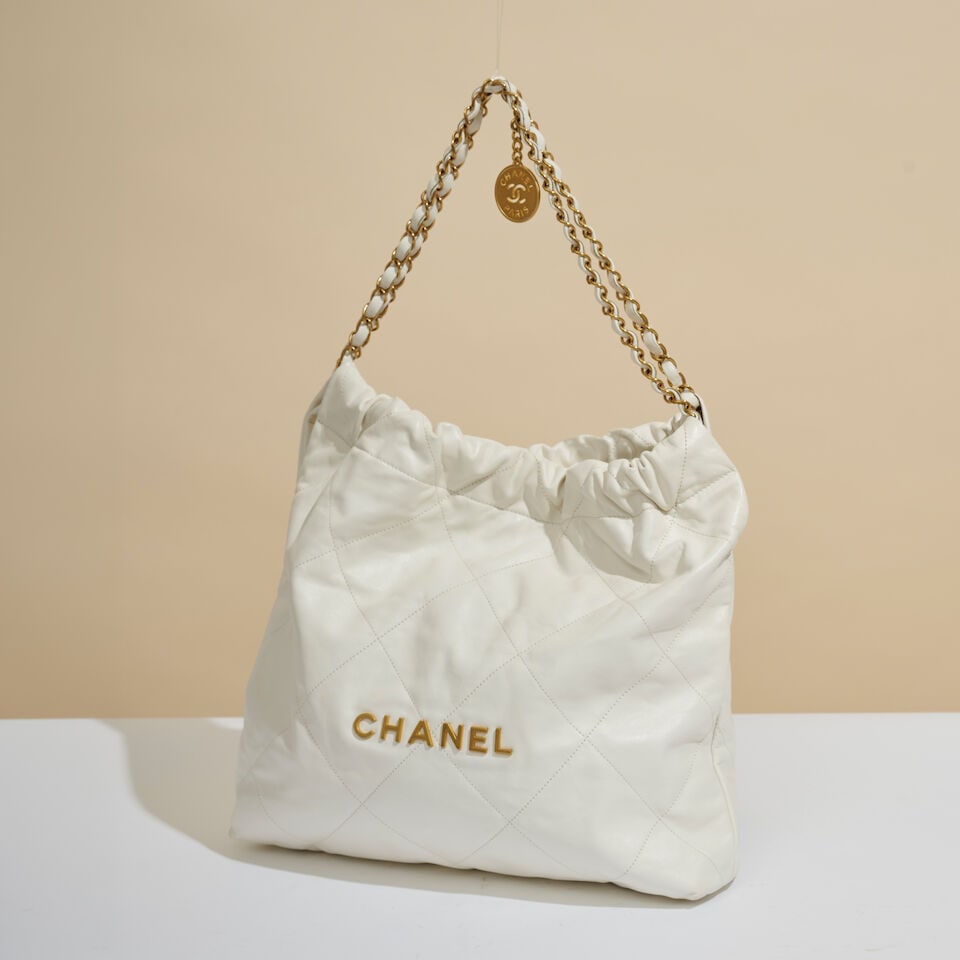 Chanel, après 2022. Sac Chanel 22 en cuir agneau matelassé blanc avec sa pochette int&...: Chanel, après 2022. Sac Chanel 22 en cuir agneau matelassé blanc avec sa pochette intérieure. Chanel, post-2022. Chanel 22 bag in white quilted lambskin with its interior