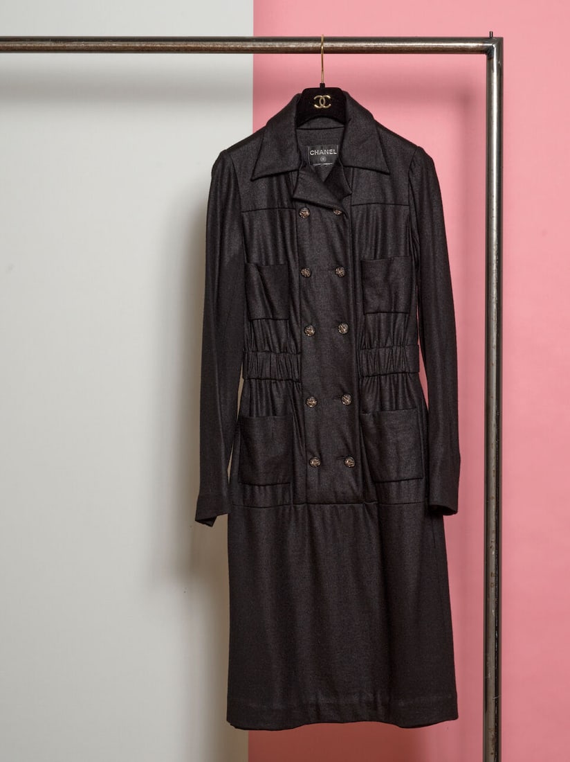 CHANEL, collection Prêt à Porter Pre-Fall 2009. Robe en lainage noir irisé. Chane...: CHANEL, collection Prêt à Porter Pre-Fall 2009. Robe en lainage noir irisé. Chanel, Pre-Fall, Ready-to-Wear collection 2009. Iridescent black wool dress. Directeur artistique : Karl